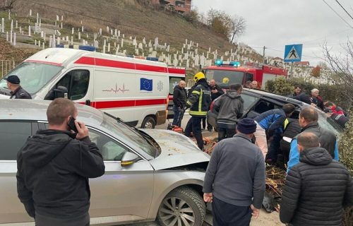 Jeziva saobraćajna NESREĆA u Novom Pazaru: Automobil u punoj brzini naleteo na drugi, ima POVREĐENIH