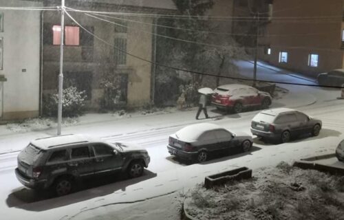 Haos u Novoj Varoši: BAHATI VOZAČI se parkirali na ulici, mašine nisu mogle da očiste sneg (FOTO)