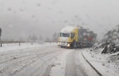 NESREĆA kod Beograda: Prevrnuo se kamion na auto-putu, saobraćaj usporen