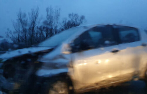 TEŽAK UDES na auto-putu Miloš Veliki: Jedan automobil zakucan u ogradu, drugi potpuno slupan (FOTO)