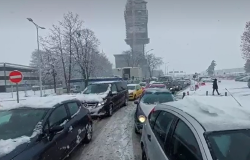 Sneg u Beogradu izazvao KOLAPS: Blokiran prilaz i izlazak sa aerodroma - stvara se kolona (FOTO)