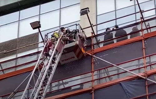 Prvi SNIMCI požara u Hong Kongu: Dim kulja na sve strane, vatrogasci se probijaju do ljudi (VIDEO)