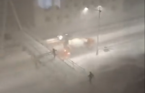 Osvanuo najubitačniji snimak RUSKE ZIME: Oluja se zavlači u kosti, ljudi jedva stoje na nogama (VIDEO)