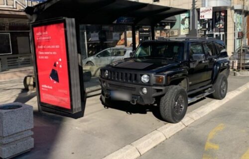 Bahatost koja je probila sve granice: DIVLJAČKI PARKIRAO skupoceni "hamer" na autobuskoj stanici (FOTO)