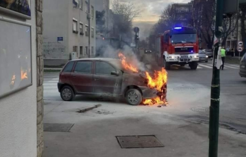 POŽAR u centru Rume: Automobil se zapalio nasred raskrsnice, prednji deo POTPUNO izgoreo (FOTO)