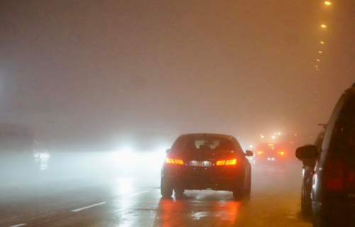 Magla OKOVALA Novi Pazar: Ne vidi se prst pred okom - apel za vozače zbog SMANJENE vidljivosti (FOTO)