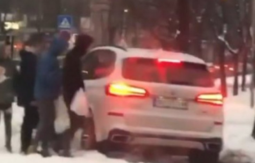 Vozio nasred punog trotoara: Bahati vozač u "BMW-u" nasrtao na pešake kod Pionira (VIDEO)