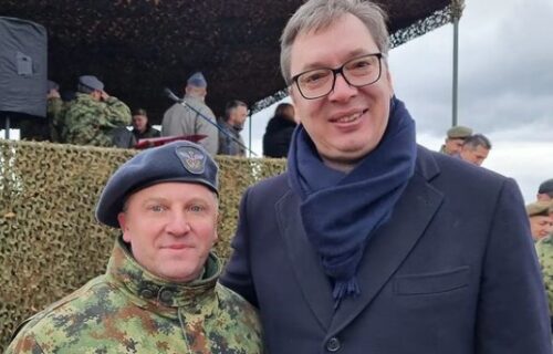 Vučić u Nišu sreo DRUGA iz vojske: "Srećan sam, služili smo pre 30 godina" (FOTO)