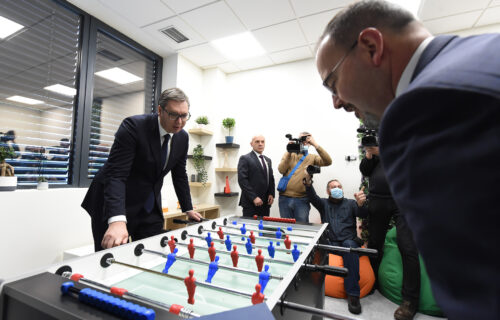 Vučić igrao stoni fudbal sa Godfrijem: Pogledajte kako je predsednik POBEDIO američkog ambasadora (VIDEO)