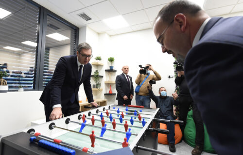 Vučić igrao stoni fudbal sa Godfrijem: Pogledajte kako je predsednik POBEDIO američkog ambasadora (VIDEO)