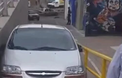Sačuvaj Bože: Nikom nije jasno šta je ovaj VOZAČ pokušao da izvede svojim automobilom (VIDEO)
