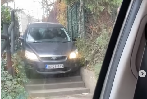 Automobilom krenuo niz STEPENICE: Nesvakidašnji prizor na Senjaku šokirao prolaznike (VIDEO)