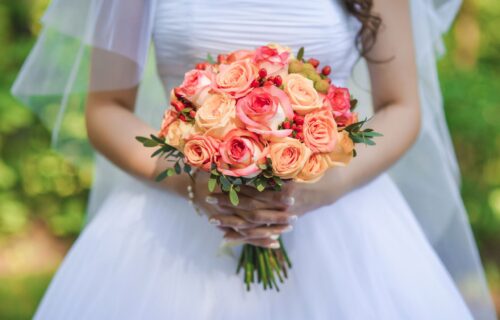 Buket cveća ima POSEBNO značenje za neveste: Zašto mlade nose BIDERMAJER na venčanju