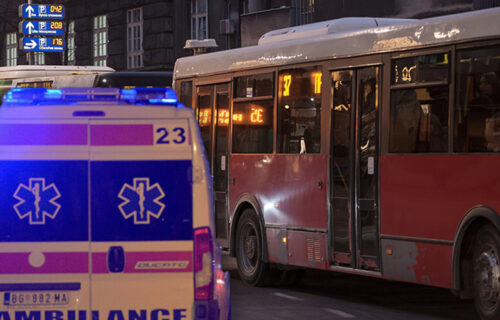 Teška NESREĆA na Čukarici: Autobus na liniji 37 udario pešaka, muškarac prevezen u Urgentni centar