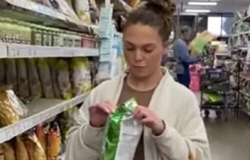 Ušla u market, otvorila čips, pa uradila nešto posle čega će vam OGADITI i grickalice i život (VIDEO)