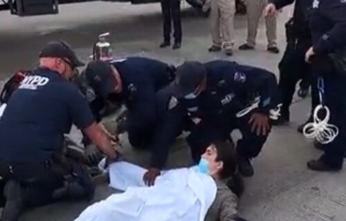 Brutalan OBRAČUN policije s demonstrantima u Njujorku: Tuku ih PENDRECIMA u glavu, a onda vežu (FOTO)