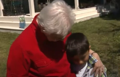 Dečak je voleo da se igra kod bake, ali je jednog dana primetio nešto NEOBIČNO: Odmah je reagovao (VIDEO)