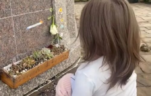 Dok se devojčica obraćala majci na GROBU, dogodilo se nešto čudesno: Mnogi su zaplakali (VIDEO)