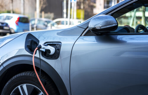 Lokalni operateri presekli: Troškovi punjenja električnih automobila u Minhenu SKUPLJI i do 80 odsto