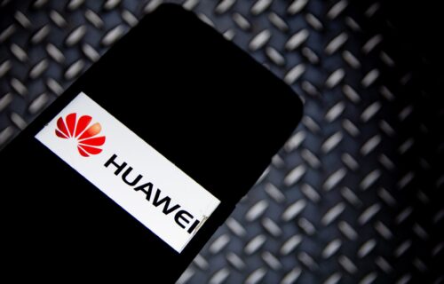 Huawei Mate V blizu premijere: Biće veliki rival preklopnim telefonima Samsunga (FOTO)