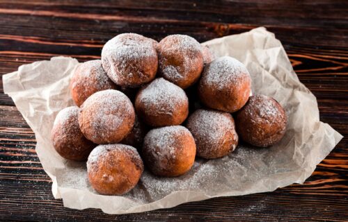 Ovako nešto sigurno niste probali, a UKUS će vas oduševiti: Pijane krofne sa jabukama (RECEPT)