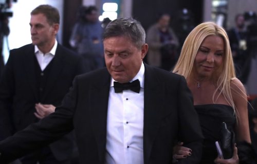 U ruci nosio poklone i piće od 1000 evra: Piksi došao kod Lepe Brene na slavu