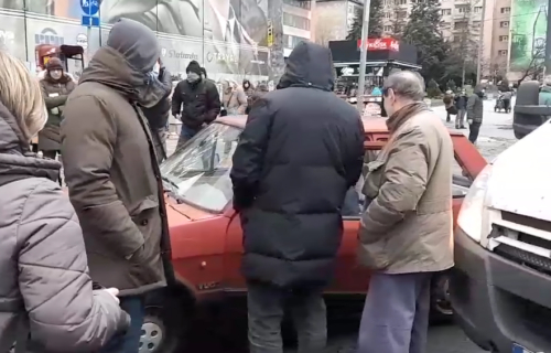 Evo kako Ćutine siledžije MALTRETIRAJU i ismevaju deku na protestu: "Gde žuriš, subota je?" (VIDEO)