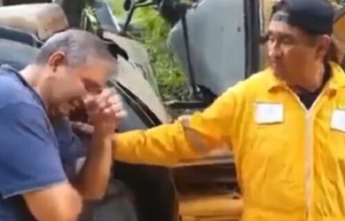 Šef im saopštio LOŠE VESTI, a onda se desio veliki PREOKRET: Plakali su kao kiša, ali od sreće (VIDEO)