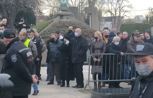 Mrkonjićeva ZAKONITA ŽENA stigla na sahranu: Daša utučena, u crnini, pridržavaju je (FOTO+VIDEO)