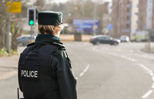 Isplivali EKSPLICITNI snimci policajke u UNIFORMI: Pukao skandal kada se saznalo gde su nastali (FOTO)