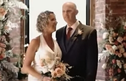 Više puta se venčavao sa ISTOM ženom iz TUŽNOG razloga, a ona tvrdi: "Najsrećnija sam na svetu" (VIDEO)