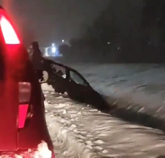 Sneg napravio HAOS: Automobil sleteo u kanal kod Beočina (VIDEO)