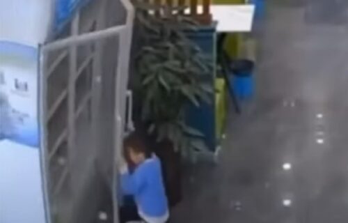 Drama u restoranu: Frižider padao na dete, a o reakciji konobara bruji ceo svet (VIDEO)