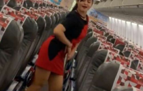 Stjuardesa mislila da je niko ne gleda, pa uradila nešto što je ZALUDELO muškarce (VIDEO)