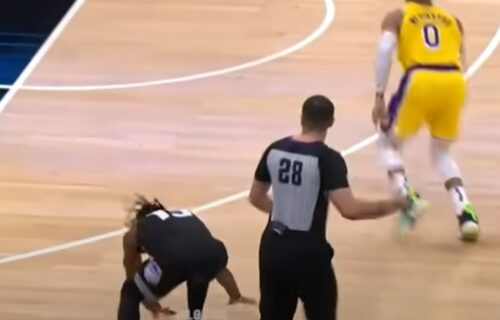 Komična scena u NBA: Sudija povredio igrača Sakramenta (VIDEO)