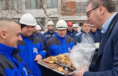 Vučić rudarima u Kostolcu doneo POSLUŽENJE: "Moja majka je nešto spremala" (VIDEO)