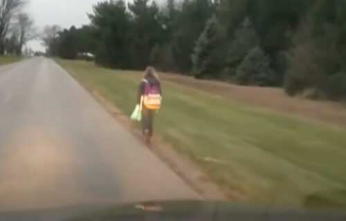 Naterao ćerku da PEŠAČI do škole 8 km po KIŠI: Hteo da je NAUČI LEKCIJU zbog onoga što je uradila (VIDEO)