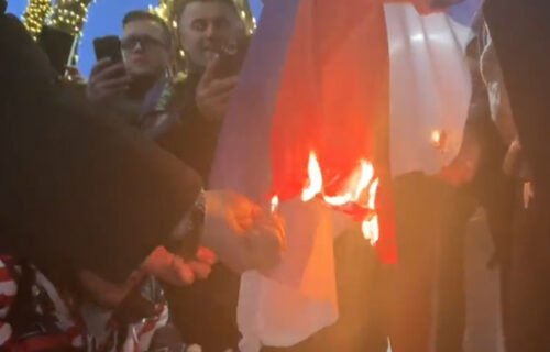 STRAVA i UŽAS u Tirani: Albanski ekstremisti pale srpske zastave (FOTO/VIDEO)