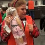 Žena dobila lutku na poklon i rasplakala se: Njene reči KIDAJU SRCE, otkrila je tužnu prošlost (VIDEO)