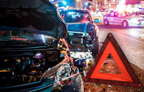 TEŠKA NESREĆA kod Sente: Četvoro povređenih, automobil sleteo sa puta i udario u drvo