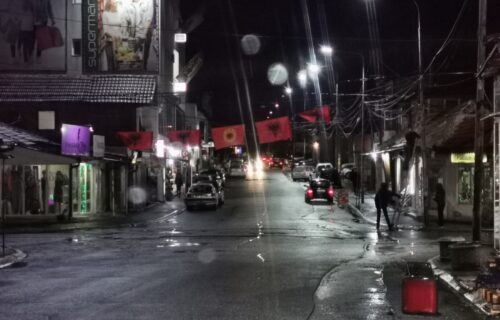 Nova OPASNA provokacija: U severnoj Kosovskoj Mitrovici postavljene zastave Albanije i terorističke UČK