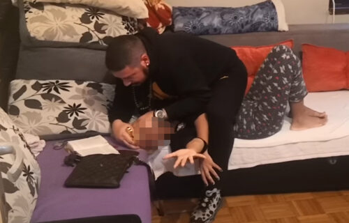 Nenad koji tvrdi da mu se KRST pojavljuje na čelu je otišao korak dalje: Ljudi VRIŠTE i bacaju se po podu