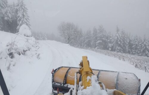 Mnogo puteva u Srbiji NIJE prohodno: Sneg ne prestaje da PADA, putari daju sve od sebe