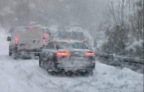 Savetuje se OPREZ pri vožnji: Zbog niskih temperatura poledica na putevima