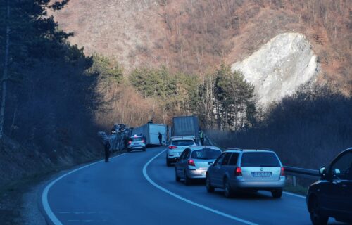 Prevrnuo se KAMION kod Nove Varoši: Vatrogasci izvlačili zarobljenog VOZAČA (FOTO)