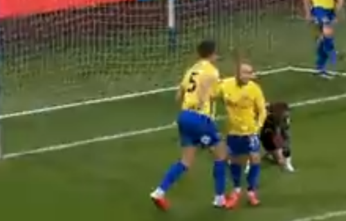 Imamo najlepši autogol godine: Duel dva posrnula velikana obeležila luda situacija (VIDEO)