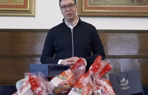 Predsednik Vučić okružen PAKETIĆIMA: Radujem se susretu sa srpskom decom sa Banije i Korduna (VIDEO)