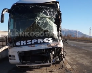 Prvi SNIMAK sa mesta nesreće u Bugarskoj: Povređeno šestoro DECE, prednji deo autobusa smrskan (VIDEO)