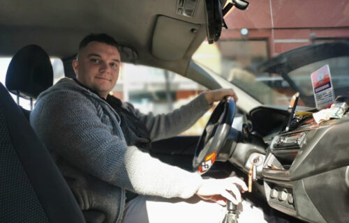 Marko iz Čačka je NEOBIČAN vozač taksija: Treba da postane SVEŠTENIK, a zbog ovoga ga obožavaju (FOTO)