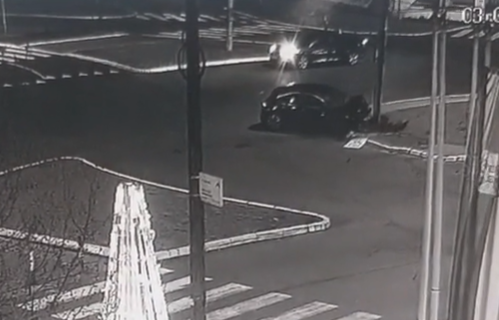 HAOS na Dedinju: Pogledajte kako se automobil ZAKUCAO u banderu - u vozilu bilo troje ljudi (VIDEO)